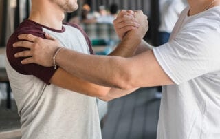 schwach oder stark. Männer in freundschaftlicher Begrüßung