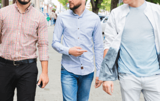 Schwäche. Männer spazieren freundschaftlich nebeneinander