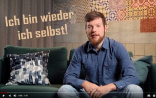 Magnet. Toby sitzt auf einer Couch