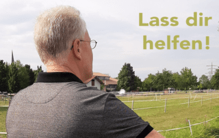 Selbsthilfe. Holger blickt auf ein Feld