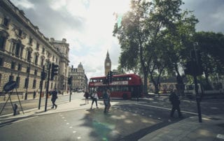 England. Roter Doppeldeckerbus auf Strasse