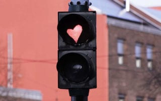 Deutschland. Rote Ampel vor roter Hauswand