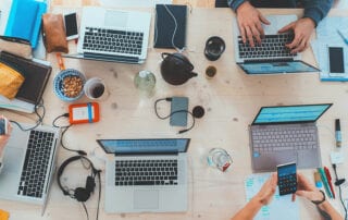 Beliebter. Vogelansicht von Tisch mit Laptops