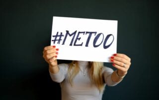 #MeToo. Frau hält Schild