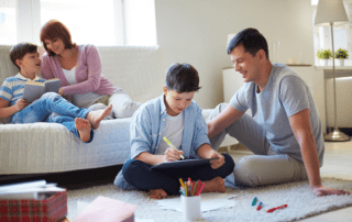 Tipps. Familie im Wohnzimmer