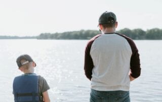 Cyberkriminologe. Vater und Sohn am Wasser.