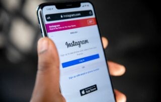 Insta. Hand hält Smartphone mit Instagram-App