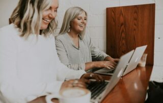 Online-Gewohnheiten. Zwei Frauen mit Laptop